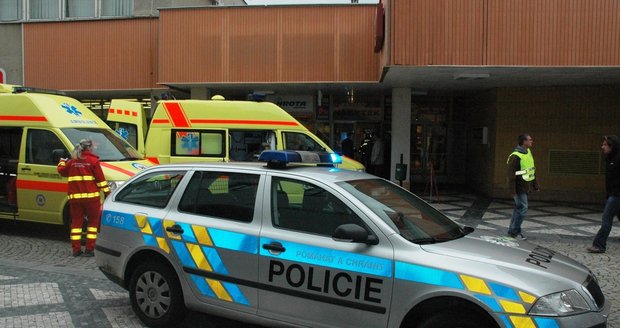 Policie dostala hlášení, že v Plzni před obchoďákem leží granát! (ilustrační foto)