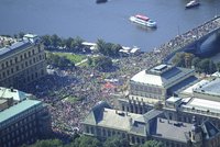 V ulicích Prahy demonstrovalo 40 000 lidí!