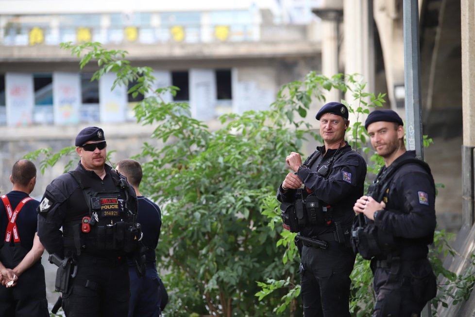 Hasiči společně s policií hledají člověka ve Vltavě