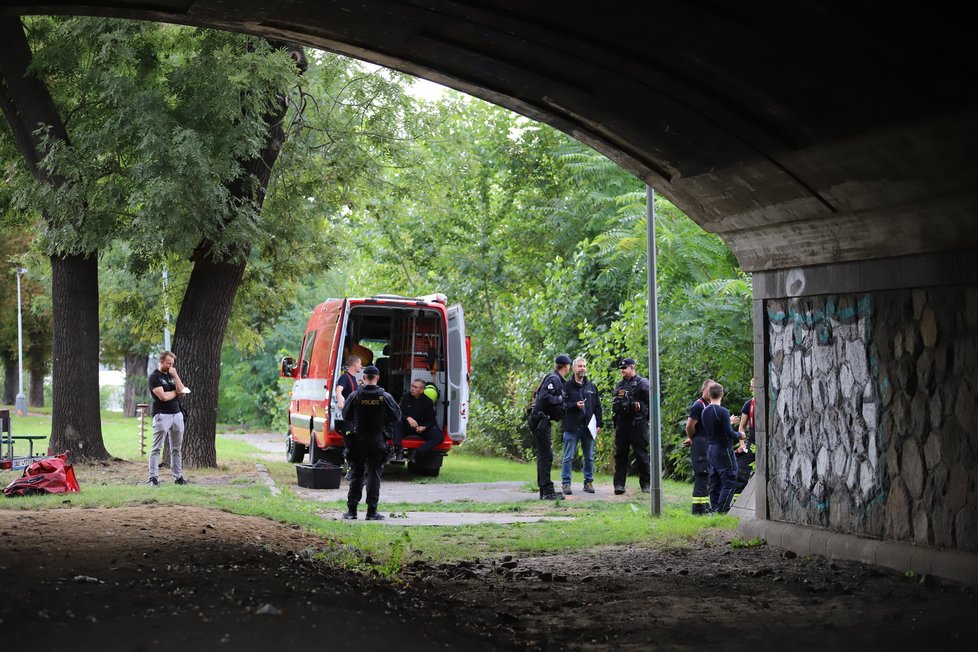 Hasiči společně s policií hledají člověka ve Vltavě