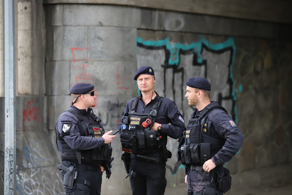 Hasiči společně s policií hledají člověka ve Vltavě