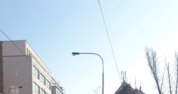 23letý mladík skončil pod koly tramvaje. Zenklova ulice, 17. 11. 2018
