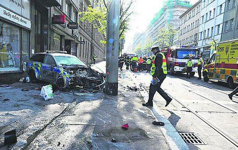 Policisty tahali z hořícího auta