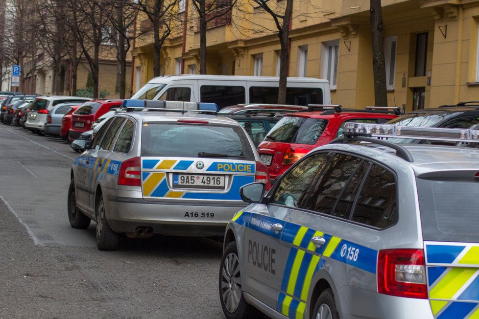 Muže, který se vydal na nákup s atrapou výbušniny, zatkli policisté v pražské Libuši. (ilustrační foto)