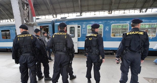 Policie při jedné z předchozích kontrol na hlavním nádraží v Praze. (ilustrační foto)
