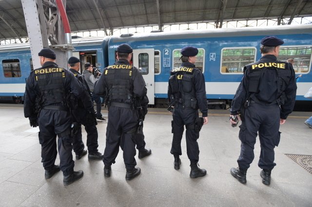 Policie při jedné z předchozích kontrol na hlavním nádraží v Praze