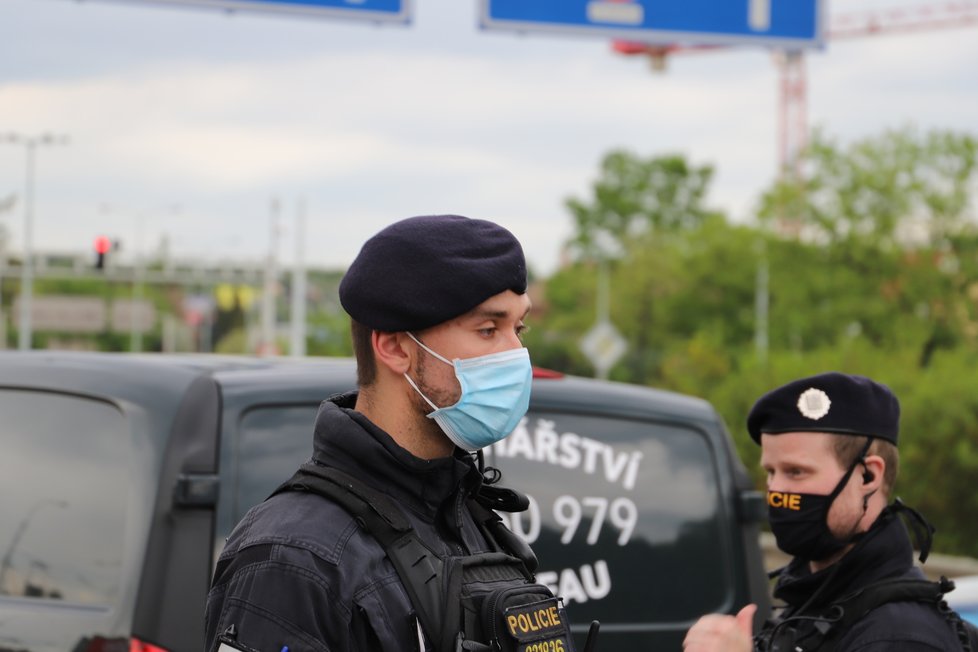 Policistům v Praze ujížděl zdrogovaný řidič. Dopadli ho v Hloubětíně.