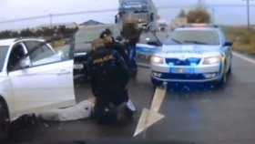 Zběsilá honička na Královéhradecku: Policisté zadrželi auto kradené v Rakousku