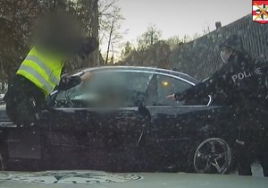 Recidivista se snažil ve středu ujet policistům v Bílovicích nad Svitavou. Na letních gumách ale dostal smyk.