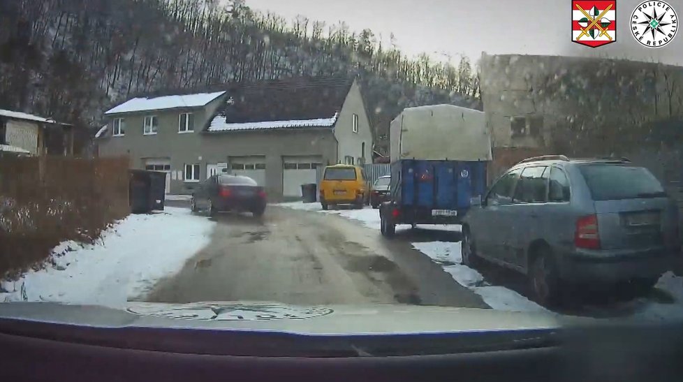 Recidivista se snažil ve středu ujet policistům v Bílovicích nad Svitavou. Na letních gumách ale dostal smyk.