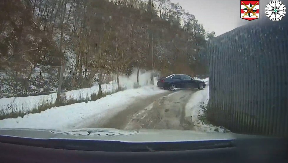 Recidivista se snažil ve středu ujet policistům v Bílovicích nad Svitavou. Na letních gumách ale dostal smyk.