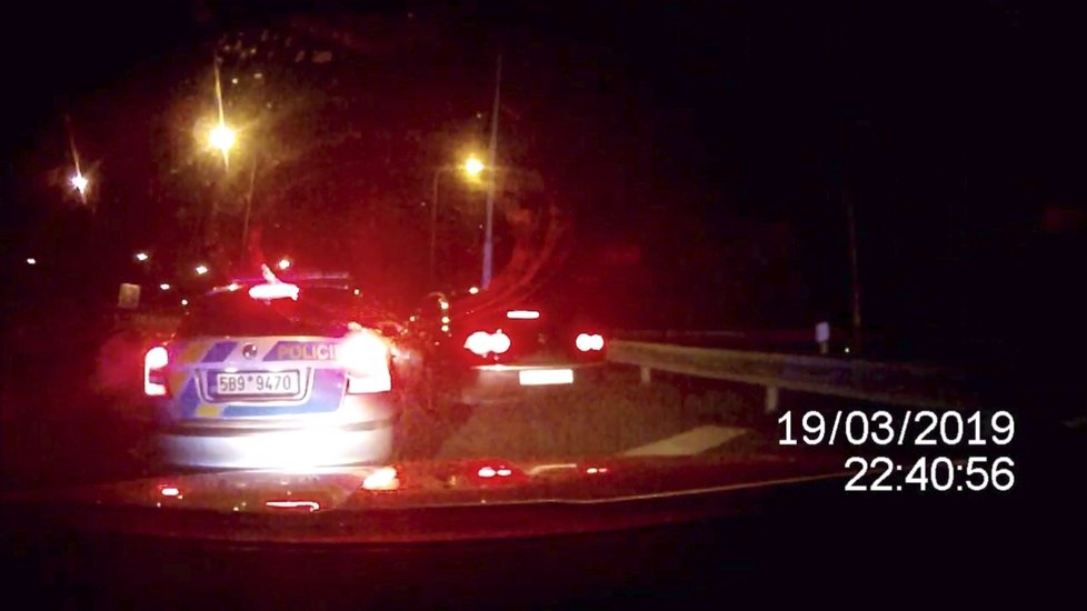 Dramatická honička v Brně, cizinci v kradeném autě se zbraněmi a drogami ujížděli policistům.