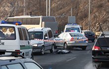 Honička v Praze! Muž chtěl přejet policisty: Ti rozstříleli auto jako řešeto! Spolujezdkyně zemřela!