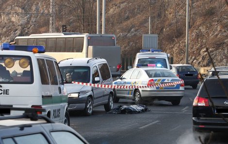 Jen několik centimetrů od mrtvoly ženy projížděla auta.