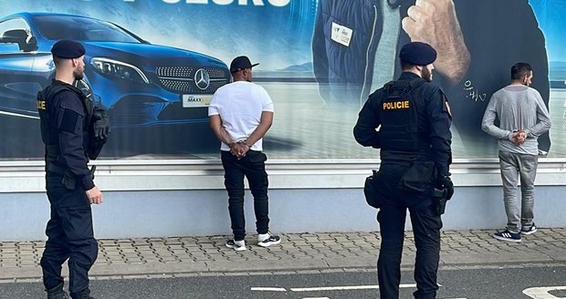 Policisté po honičce zadrželi muže, kteří autem nabourali do čerpací stanice (8. června 2022)