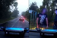 Bizarní honička: Řidič ujížděl policistům v jedna dvojce