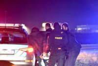 Kurýrovi do nastartovaného auta skočil zdrogovaný muž a ujel! Policisté ho chytili na poli za Prahou