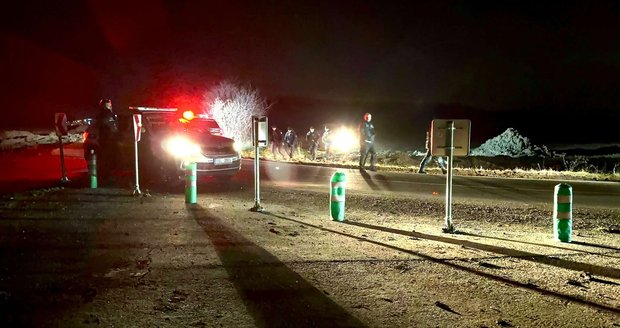 ¡Un hombre que estaba ebrio de drogas saltó al auto del misionero y se fue! La policía lo atrapó en un campo en las afueras de Praga. ¡Un hombre que estaba ebrio de drogas saltó al auto del misionero y se fue! La policía lo atrapó en un campo en las afueras de Praga.