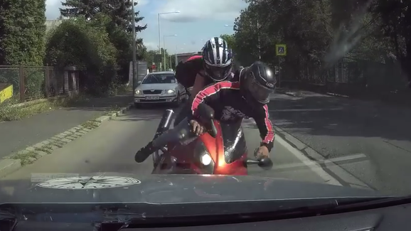 Policejní honička s motorkářem: Měl zákaz řízení, ale zaspal a potřeboval k soudu