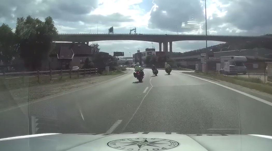 Policejní honička s motorkářem