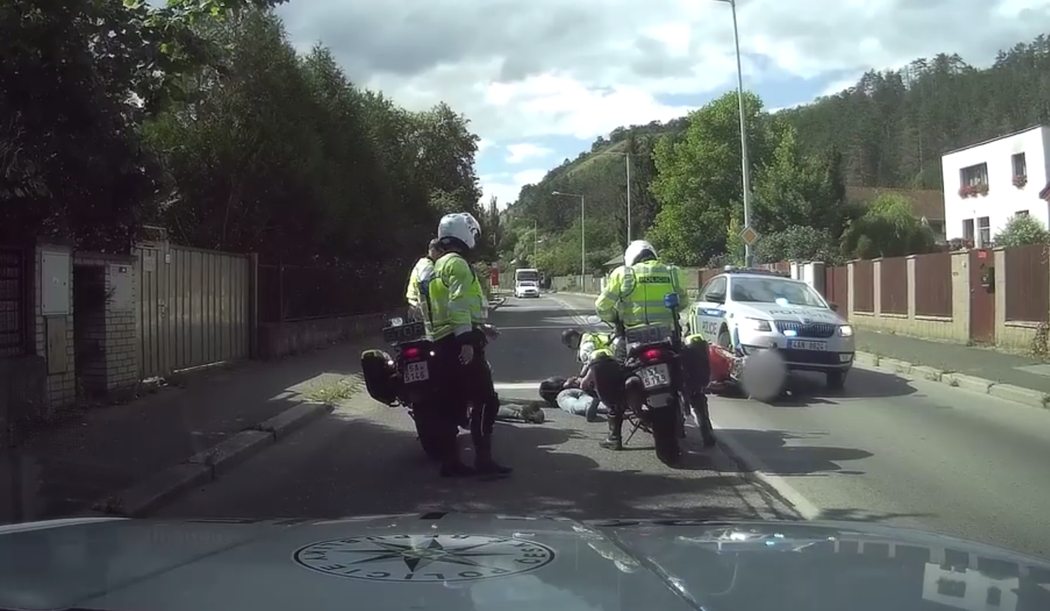 Policejní honička s motorkářem