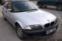 Šílená jízda feťáka na Hodonínsku: Policistům se ztratil v lese, ale o své BMW stejně přišel