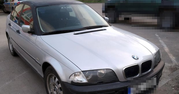 Šílená jízda feťáka na Hodonínsku: Policistům se ztratil v lese, ale o své BMW stejně přišel