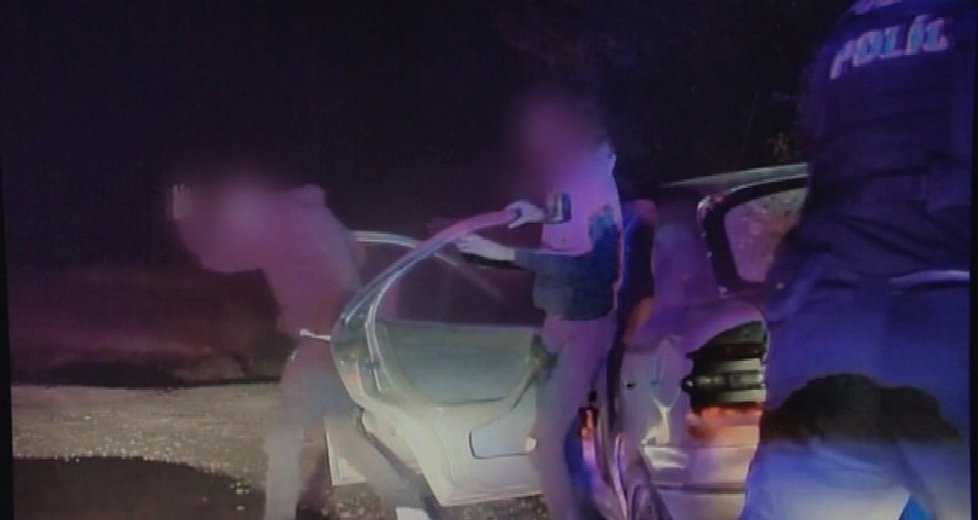 Policistům ujíždělo auto plné teenagerek.