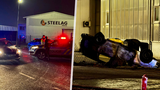 Řidič se zákazy řízení v celostátním pátrání ujížděl policii v Kralupech: Havaroval a zemřel