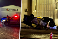 Řidič se zákazy řízení v celostátním pátrání ujížděl policii v Kralupech: Havaroval a zemřel