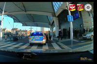 Policejní trojboj? Prchajícího cizince hlídka pronásledovala v autě, pěšky i na vypůjčeném kole