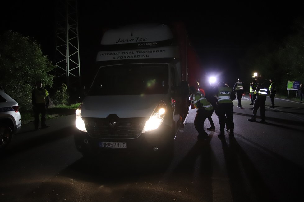 Přesně o půlnoci ze středy na čtvrtek zahájili polcisté masivní ostrahu českých hranic se Slovenskem.