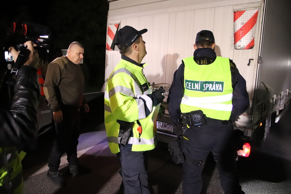 Přesně o půlnoci ze středy na čtvrtek zahájili polcisté masivní ostrahu českých hranic se Slovenskem.