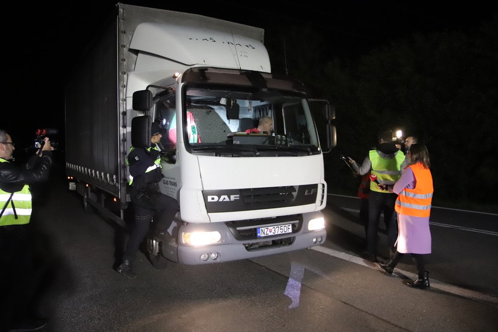 Přesně o půlnoci ze středy na čtvrtek zahájili polcisté masivní ostrahu českých hranic se Slovenskem.