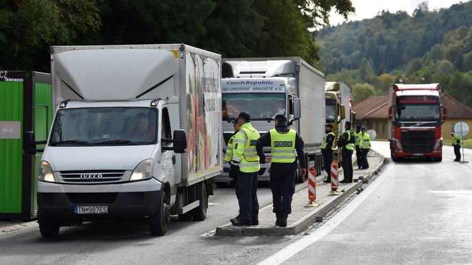 Při obnovených kontrolách na hranicích se Slovenskem už policie zadržela 39 převaděčů