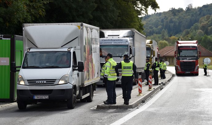 Při obnovených kontrolách na hranicích se Slovenskem už policie zadržela 39 převaděčů