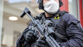Střelba v obchodním centru v Českých Budějovicích: Muže zadržela policie na toaletách