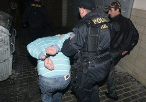 Opilec s nožem vyhrožoval barmance zabitím: Zadržet ho musela policie! (Ilustrační foto)
