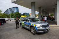 Šok v Jablonci: Dívka pobodala ostrahu obchodu! Svědek popsal zabodnutý nůž