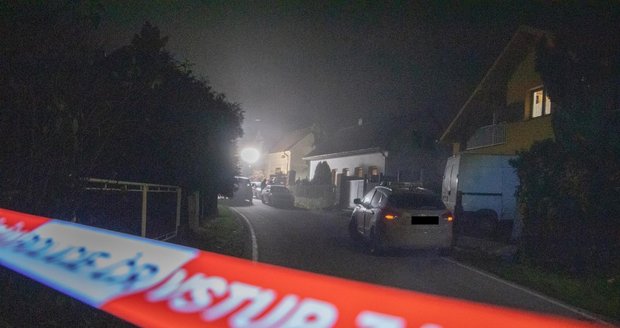 Vrah z Velkých Losin útočil jako smyslů zbavený: Policisté ho dvakrát postřelili, v nemocnici zemřel