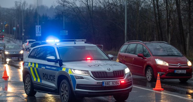 Tragická nehoda u Poděbrad: Při nehodě dvou aut zemřel člověk! Několik dalších se zranilo