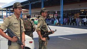 Policisté na indických letištích dostali přikázáno, aby se méně usmívali