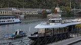 Plavba po Vltavě i bohaté menu v hotelu: Špičky v boji proti drogám z Interpolu si užily Prahu