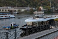 Plavba po Vltavě i bohaté menu v hotelu: Špičky v boji proti drogám z Interpolu si užily Prahu