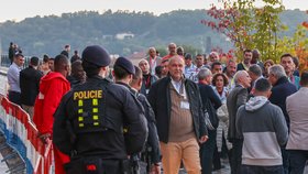 Účastníky mezinárodní konference Interpolu z řad protidrogových expertů vzali na vyhlídkovou plavbu na Vltavě.