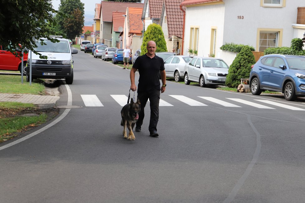 Policie pátrá v bydliště 7 let pohřešované Jany Paurové. Na místě pracuje i pes speciálně vycvičený na hledání mrtvol.