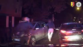 Pražští policisté naháněli žižkovskými ulicemi zdrogovaného řidiče. Zastavil jej až varovný výstřel. (27. října 2021)
