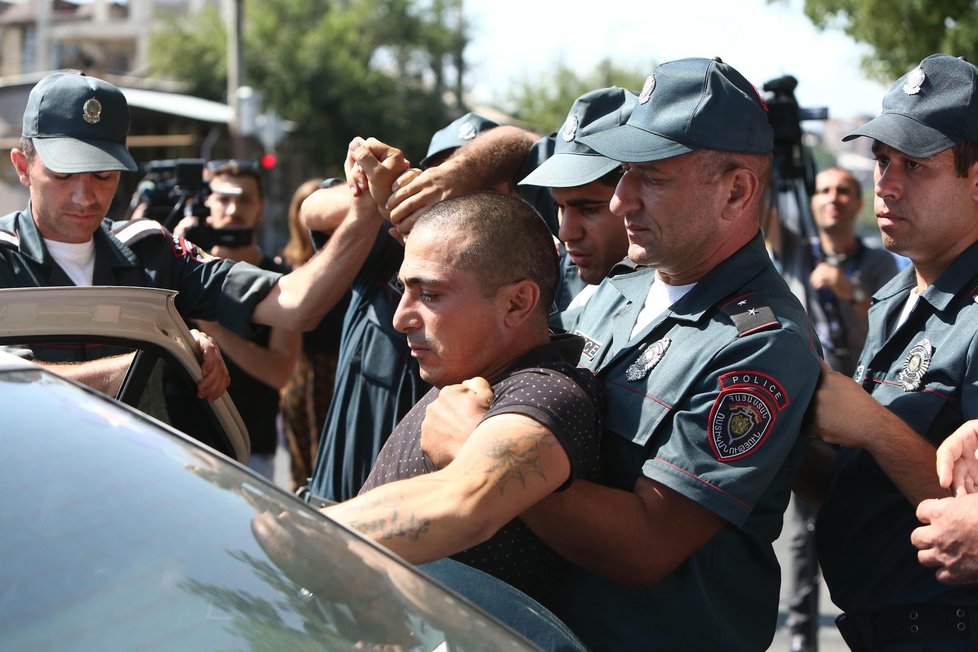 Policejní stanice obklíčila policie a z celé okolní čtvrti byla vyloučena doprava.