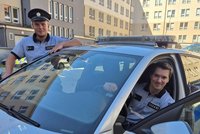 Policisté zachránili maminku dítěte před smrtí: Z krku jí odřízli oprátku, objala je se slzami v očích