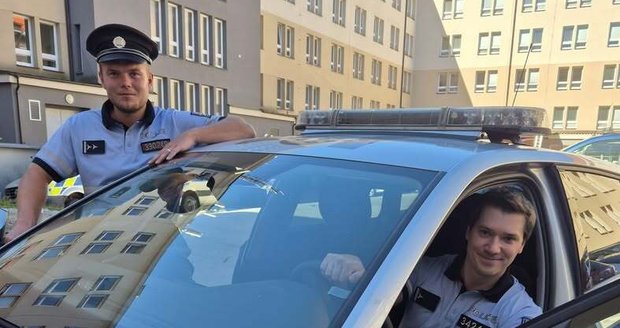 Zachránci, praporčík Martin Kašík (vlevo) s podpraporčíkem Jakubem Neradem.